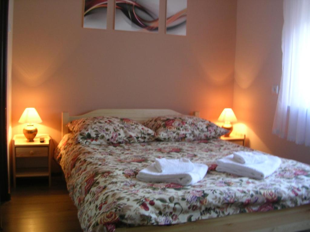 a bedroom with a bed with two towels on it at Pokoje gościnne u Krysi in Mizerna