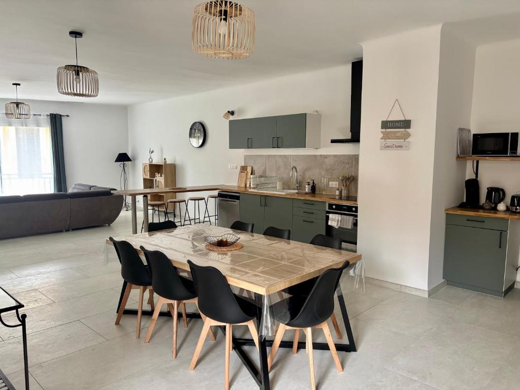 Η κουζίνα ή μικρή κουζίνα στο Appartement 100 m carré pour 6 à 8 personnes