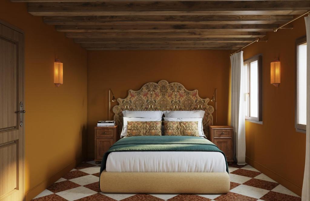 Un dormitorio con una cama tamaño king en una habitación en Hotel Riva, en Venecia