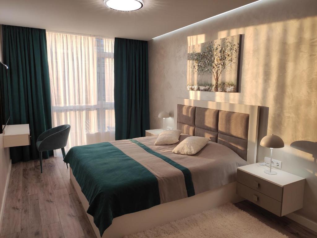 une chambre avec un lit, un bureau et une fenêtre dans l'établissement Люкс Апартаменти в центрі міста, à Soumy