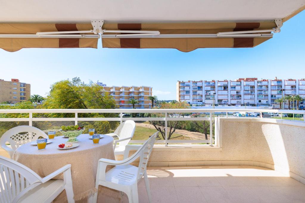 a balcony with a table and chairs and a view at Apartamentos MARE INTERNUM III La Pineda in La Pineda