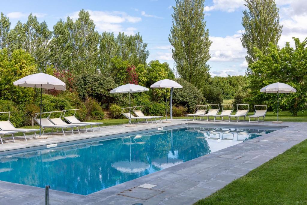 Bazén v ubytování Villa Cangeli by PosarelliVillas nebo v jeho okolí