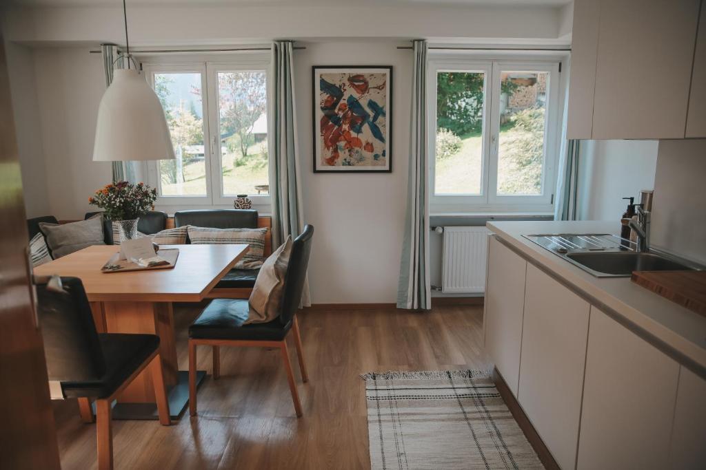 Una cocina y un comedor con una mesa y un comedor. en Am Sonnenhang, en Hirschegg