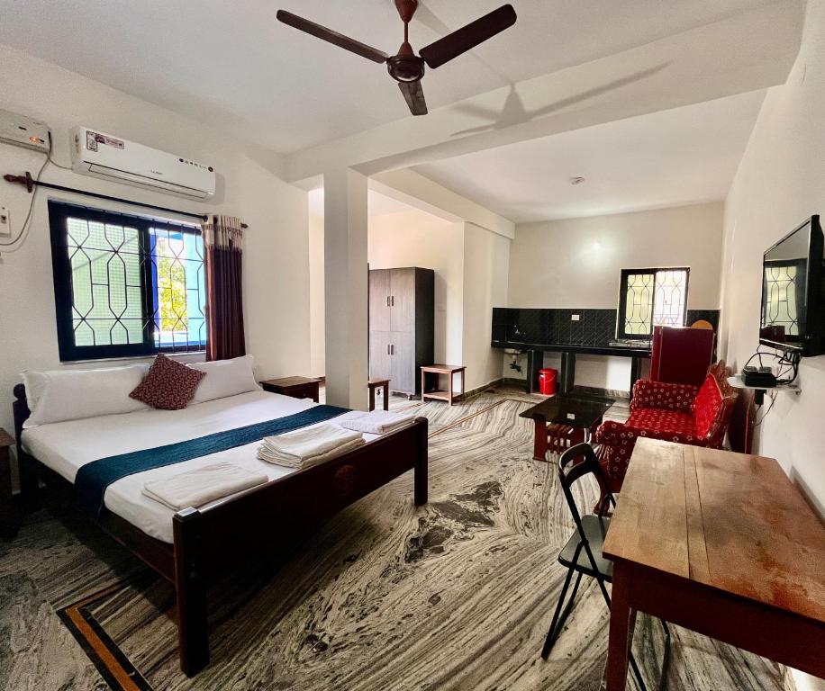 Giường trong phòng chung tại 1 Bedroom Apartment with Kitchen near Morjim Beach Goa