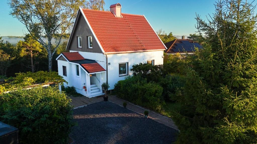 una piccola casa bianca con tetto arancione di Bright 4BR Hilltop Villa Close to Gothenburg City a Mölnlycke