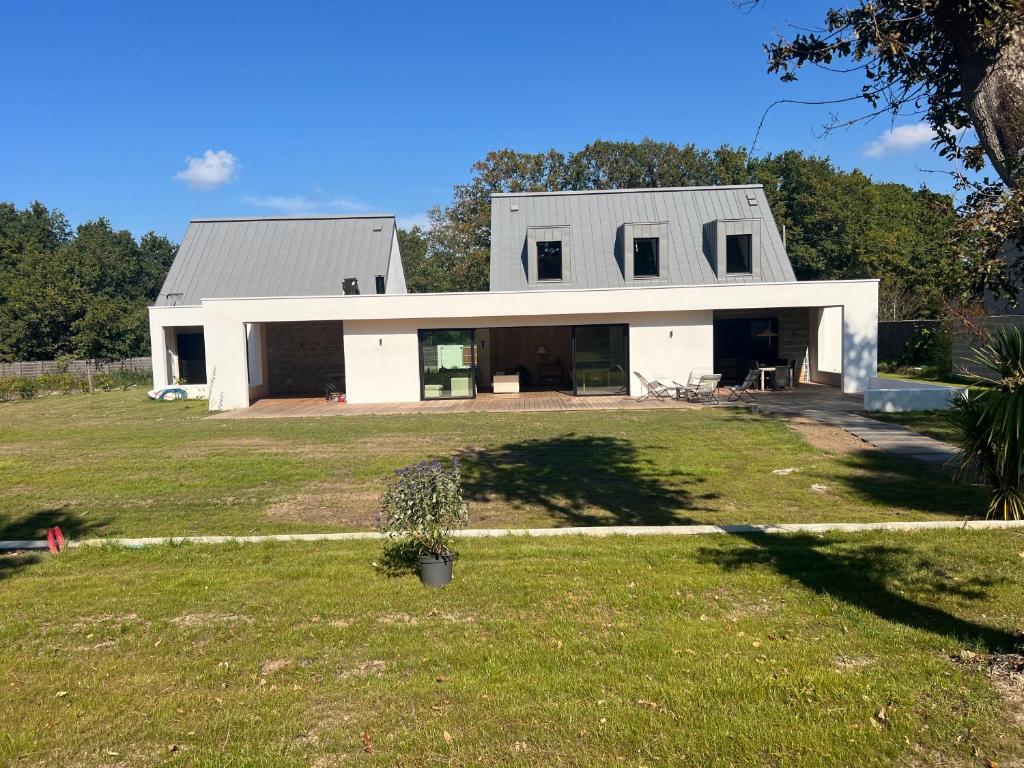 Casa blanca con patio grande en Beautiful south-facing architect's house!, en Quimiac