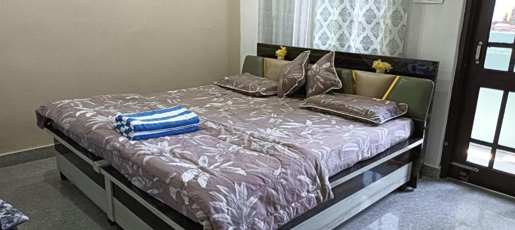 Postel nebo postele na pokoji v ubytování Pooja homestay