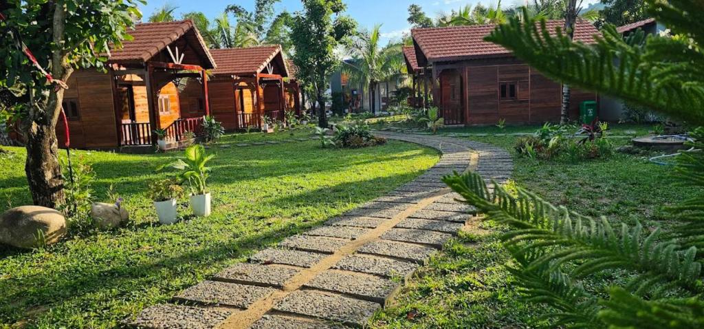 a cobblestone path in front of some houses at Homestay 25 tháng 12 Tàpao - Đồng Kho - Tánh Linh in Tánh Linh
