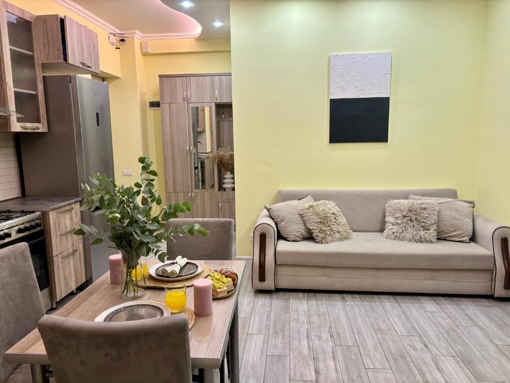 Η κουζίνα ή μικρή κουζίνα στο Luxury 2 Bedroom Apartment with Parking & Mtatsminda View Alexidze 13