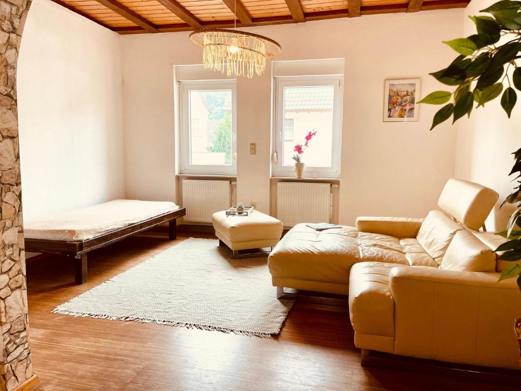 een woonkamer met een bank en een tafel bij Odw homes - charmantes Domizil im Gorxheimertal in Kunzenbach