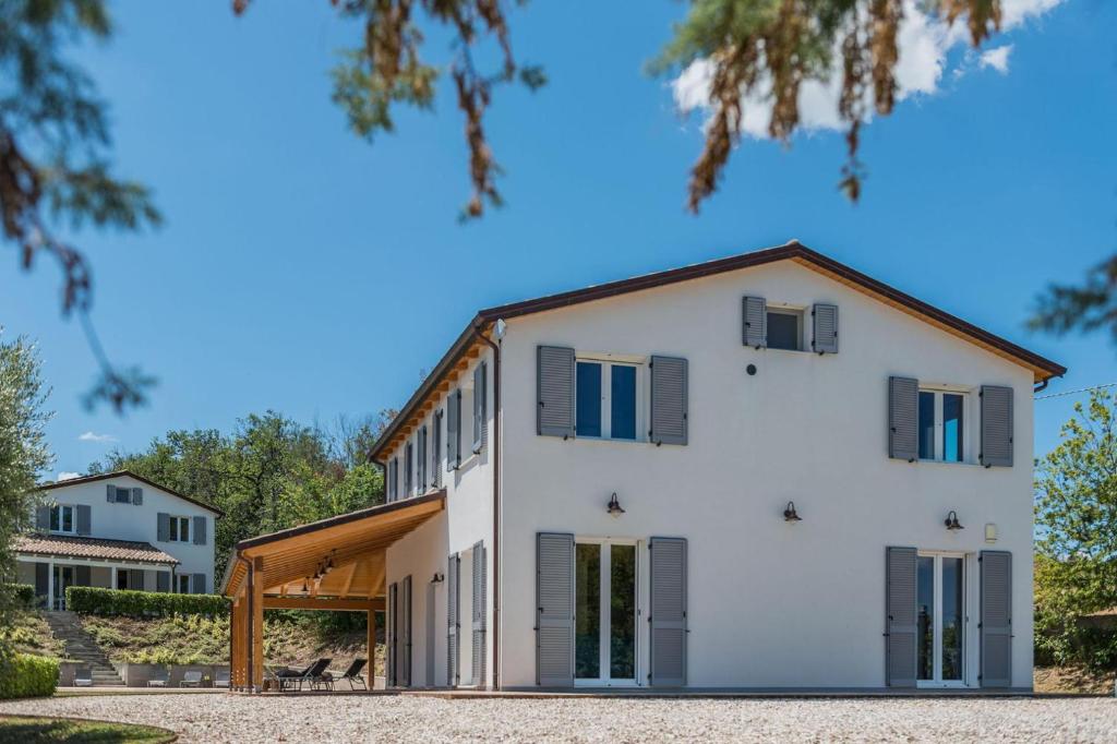 SantʼAngelo in PontanoにあるVilla Teresaの青いシャッター付きの白い家の外観