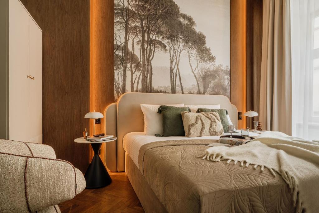 een slaapkamer met een bed en een bank bij Flo Boutique - LoftAffair Collection in Krakau