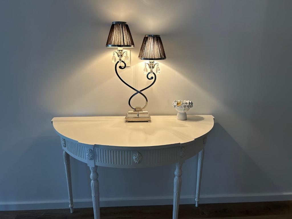 een tafel met twee lampen erop bij Elite Stay Ladies Only in Port Macquarie