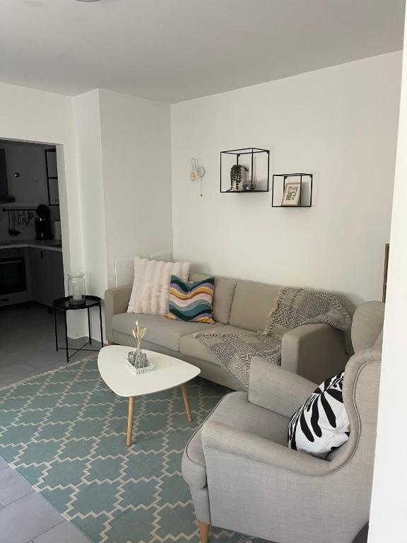 a living room with a couch and a table at Ferienwohnung "Im Weidengarten" in Odernheim