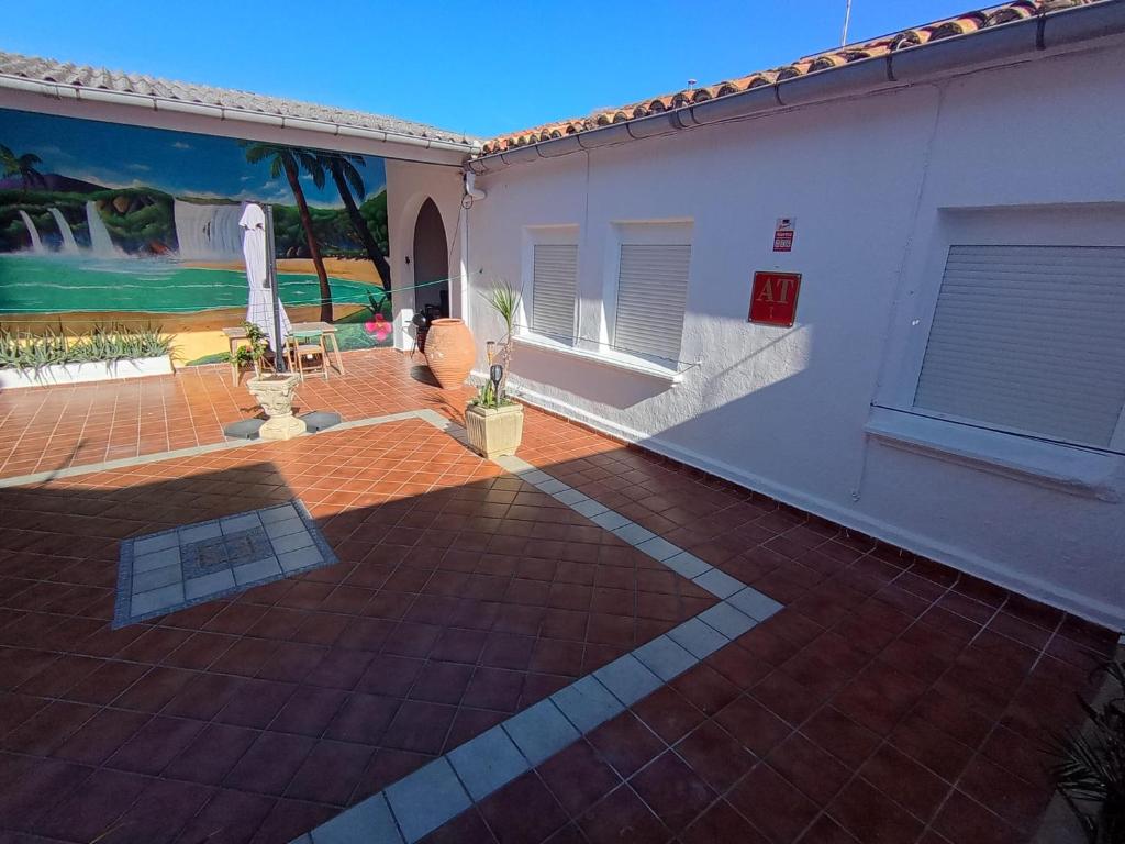 ein Haus mit einer Terrasse mit einem Gemälde an der Wand in der Unterkunft Casa Rural "AMARA" Bardenas in Valtierra