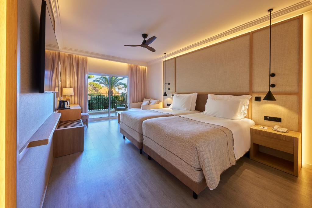 
Double or Twin Room with Side Sea View
