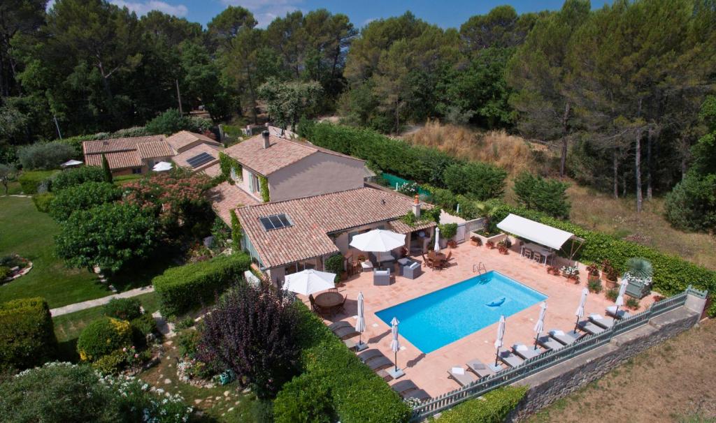 an aerial view of a house with a swimming pool at La Bégude Du Pascouren in Fayence