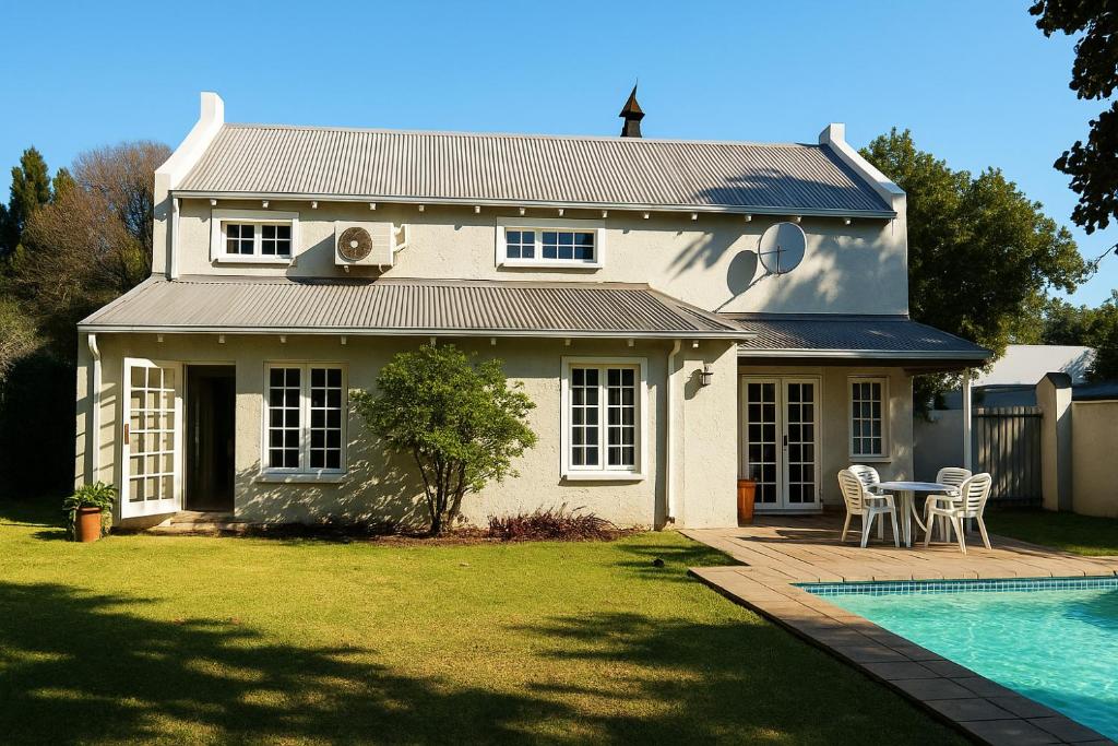 une maison avec une piscine devant dans l'établissement Limonite GuestHouse, à Pretoria