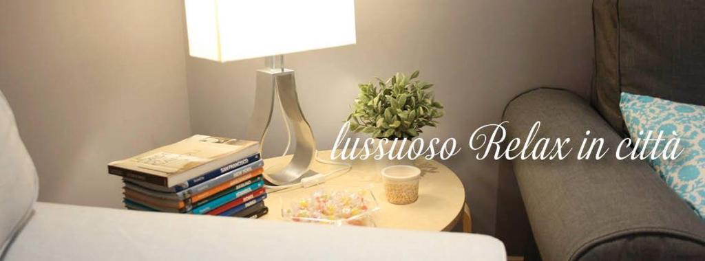 Habitación con mesa con lámpara y libros en LuRe Holiday Napoli 2, en Nápoles