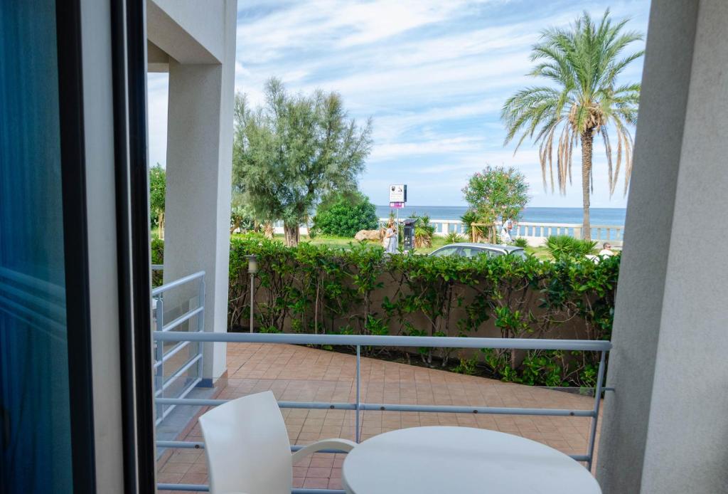 Astro Suite Hotel - 3