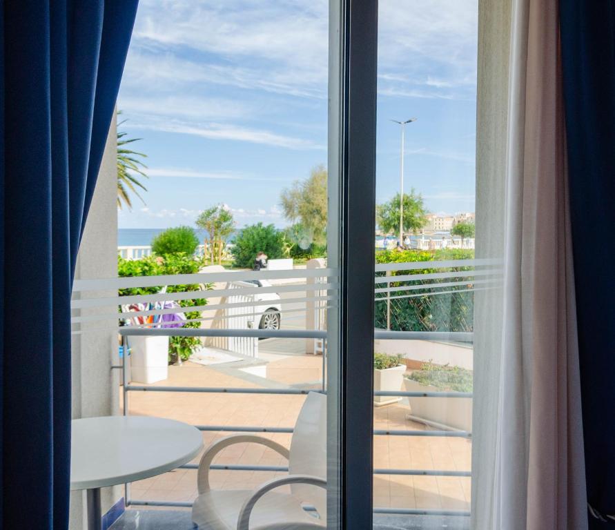 Astro Suite Hotel - 4