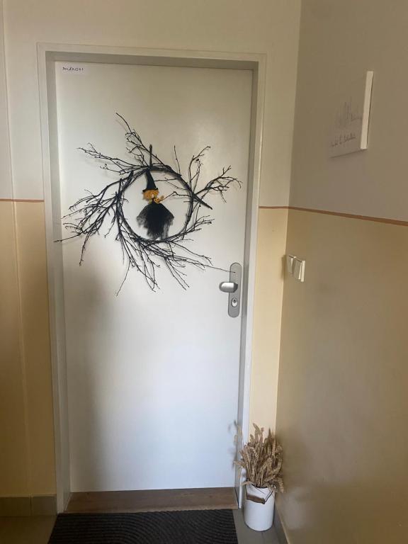 Una puerta con un pájaro en un árbol. en Apartmán Na Manhattanu, en Rokytnice nad Jizerou