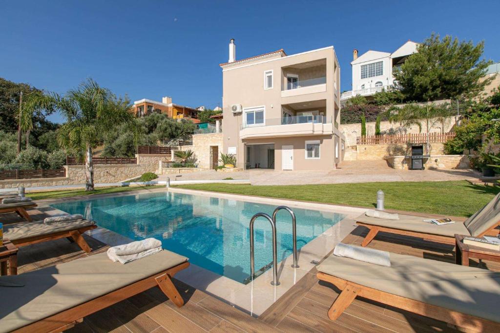 Bazén v ubytování Mystique Villa by Vintage Travel nebo v jeho okolí