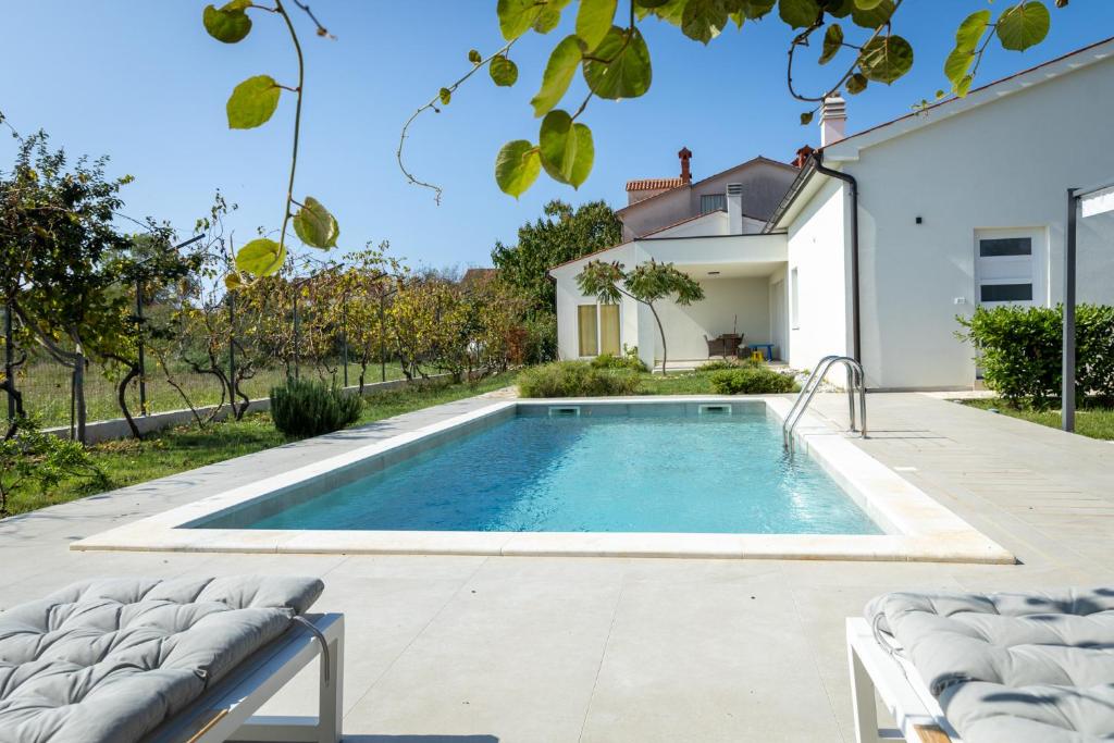 Swimmingpoolen hos eller tæt på Holiday House Villa Skrila