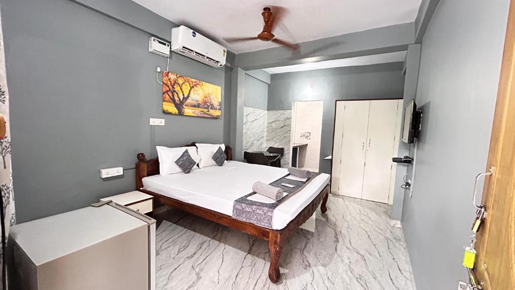 a bedroom with a bed and a television in it at Jackson's Beach House Calangute in Calangute