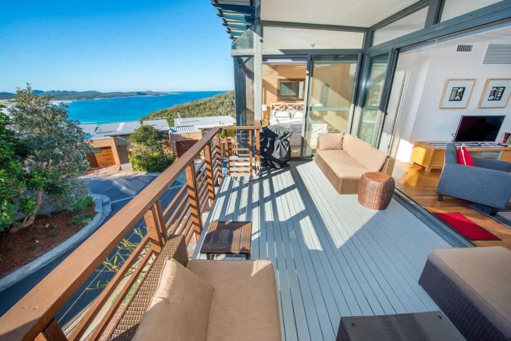 un balcone di una casa con vista sull'oceano di Driftwood a Boat Harbour