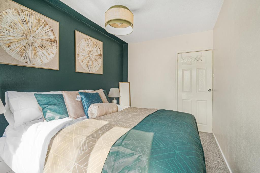 Un dormitorio con una cama grande con paredes azules. en Contractor ready Homes Secure Parking, en Middleton