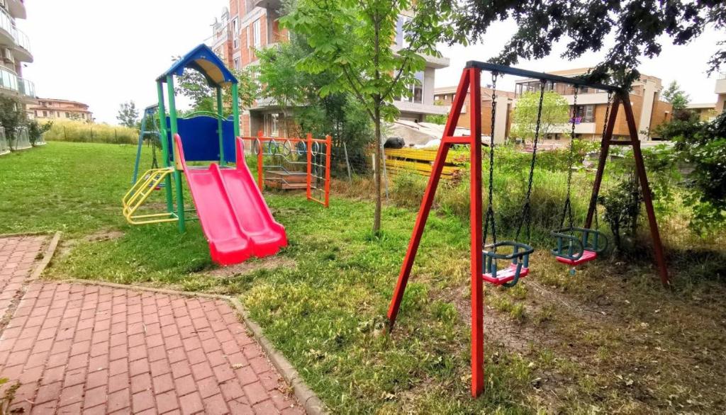 ブルガスにあるАпартамент СаMиの遊び場付き公園
