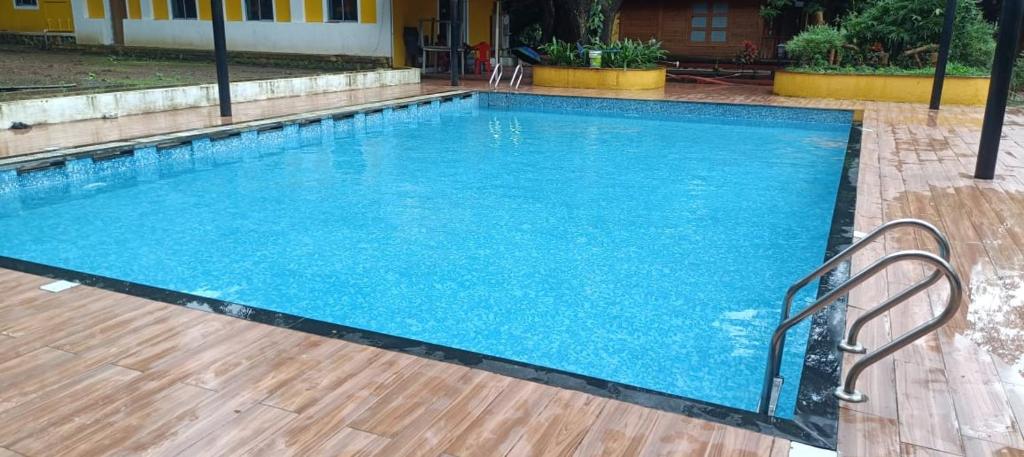 Piscina de la sau aproape de Nisarg Farm Resort