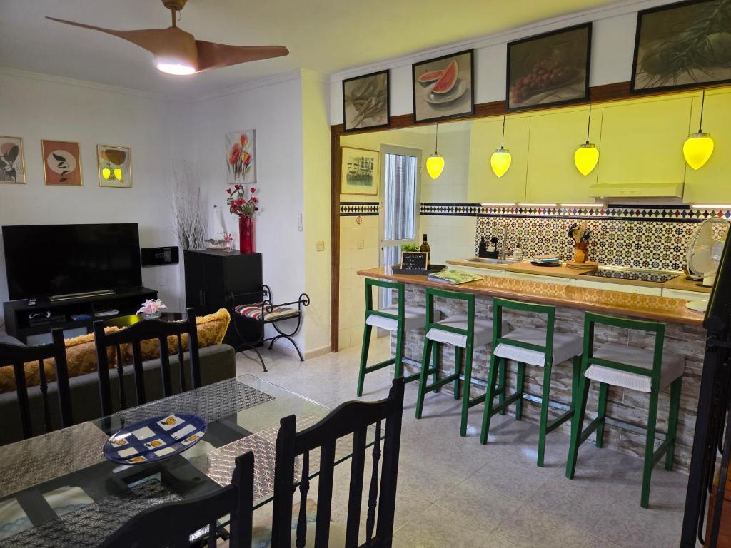 サン・ペドロ・デル・ピナタルにあるCasa Flamingo - Corner house near beach & boulevard with sea & salt lake viewのキッチン、リビングルーム(スツール付きのバー付)