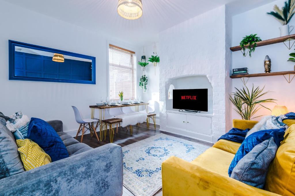 Et opholdsområde på Spacious 4BR Home with 3 Baths, Manchester Stay