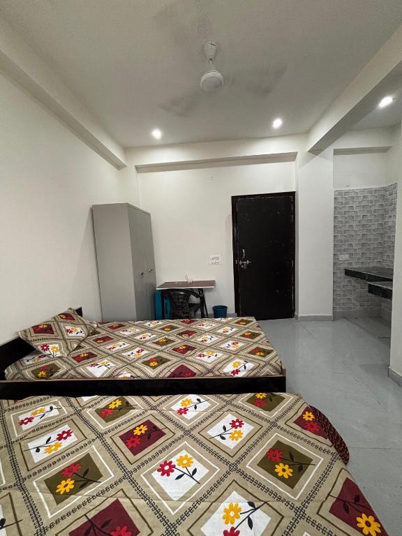 Un dormitorio con dos camas y una mesa dentro. en next gen pg and rooms, en Noida