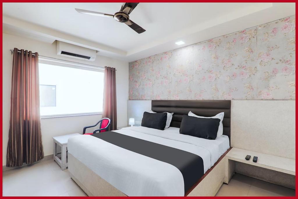 ディガにあるHotel S- Swapandeep Residency Digha - Near New Digha Sea Beach - Railway Station 100m- Fully Air Condition Rooms- Restaurant, Parking & Free Wi-Fi- Best Hotel In Dighaの大きなベッドと窓のある寝室