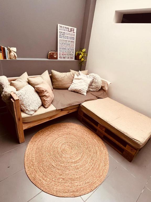a living room with a couch and a rug at Casa Waikiki in Mar del Plata