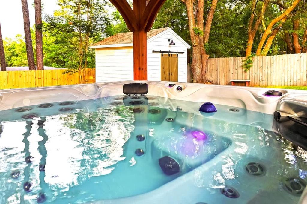 Πισίνα στο ή κοντά στο Hot Tub Hideaway for pets and family