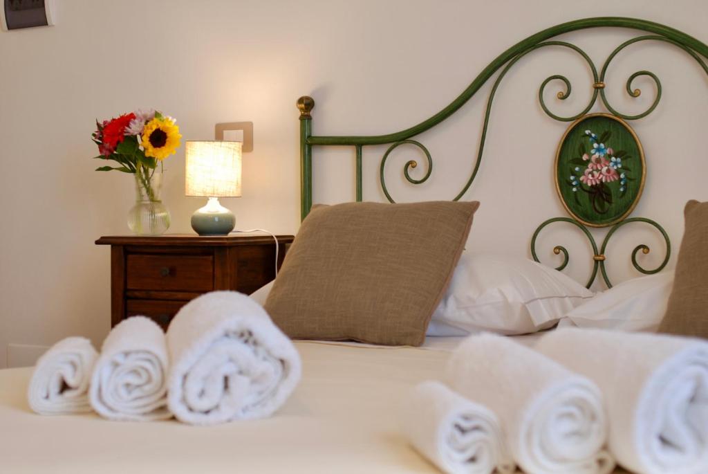 a bedroom with a bed with towels on it at Villa Fontis Rapolano in Rapolano Terme
