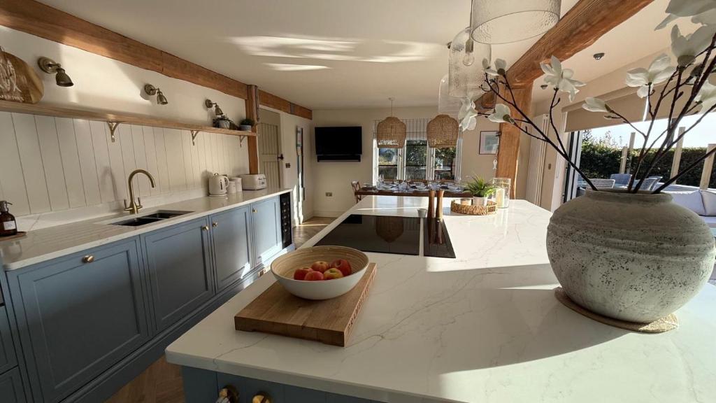 eine Küche mit einer Schale Obst auf der Theke in der Unterkunft Bramble Cottage in Criccieth