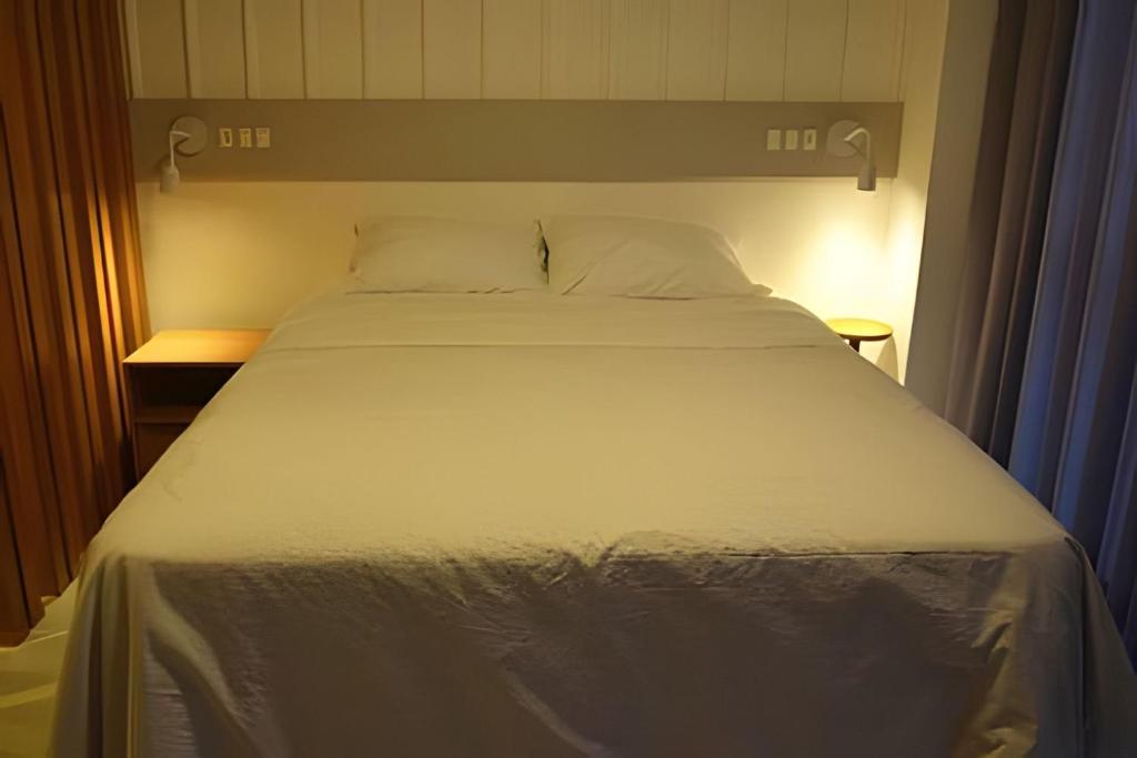 Postel nebo postele na pokoji v ubytování Loft Feldmann localização estratégica