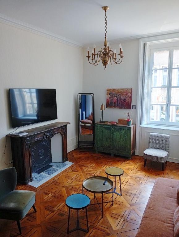 TV a/nebo společenská místnost v ubytování Le Préfecture - Hôtel particulier au coeur de Dijon