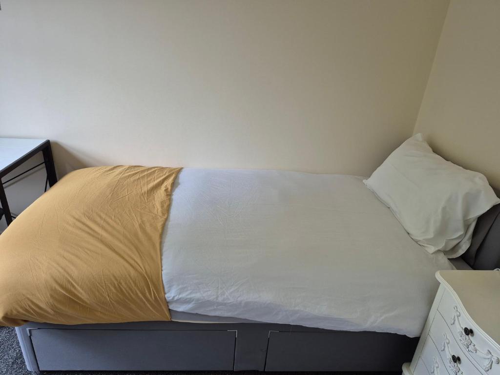 Postel nebo postele na pokoji v ubytování private room with a showerroom to your own