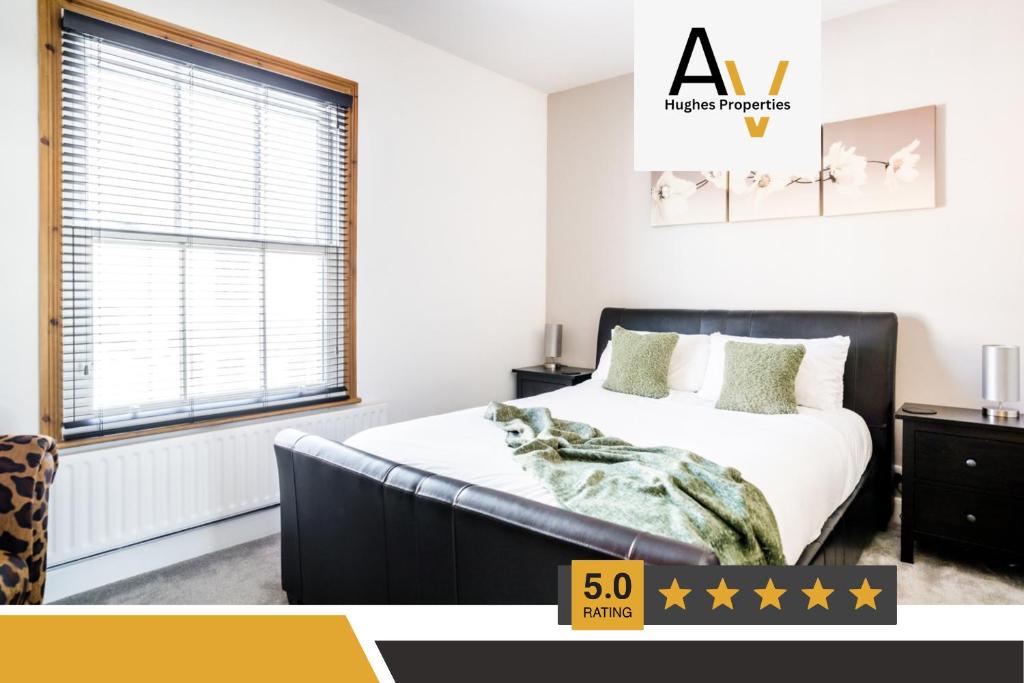 Ένα ή περισσότερα κρεβάτια σε δωμάτιο στο Comfortable Two-Bedroom House - Garden, Free Parking, Fast Wi-Fi, Great for Business & Relocation By AV Hughes Properties