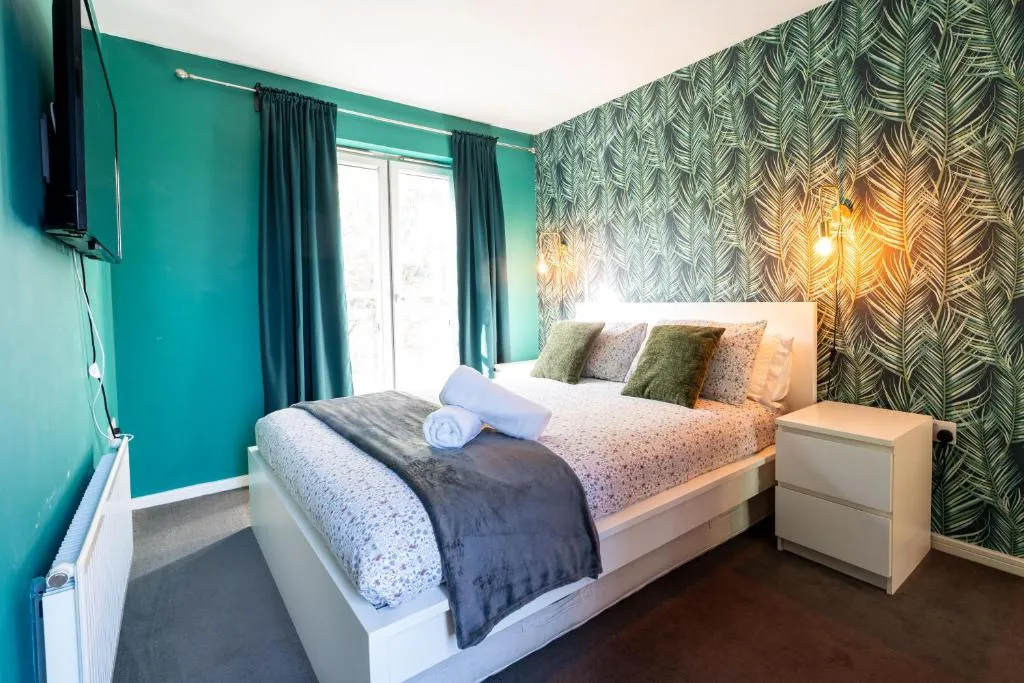 Cheerful 4-bedroom house with multiple car parking