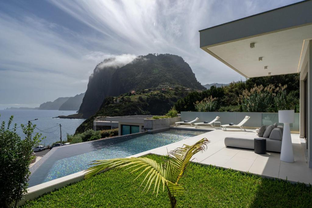 una casa con piscina e vista sulle montagne di Villa Guindaste I Modern Villa with Sea View a Faial