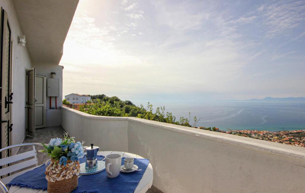 Una mesa en un balcón con vista al mar. en 1 Bedroom Amazing Apartment In Castellabate, en Castellabate