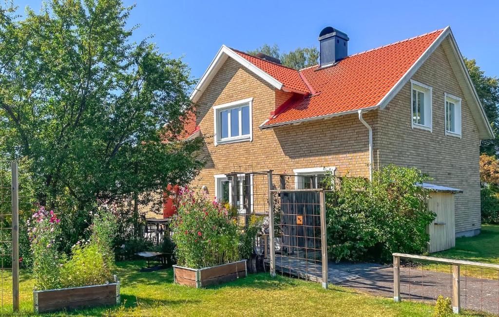 Сад в 5 Bedroom Lovely Home In Värnamo