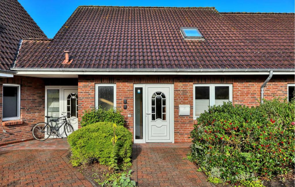 a red brick house with a white door at Stunning Apartment In Klanxbüll With Wifi in Klanxbüll
